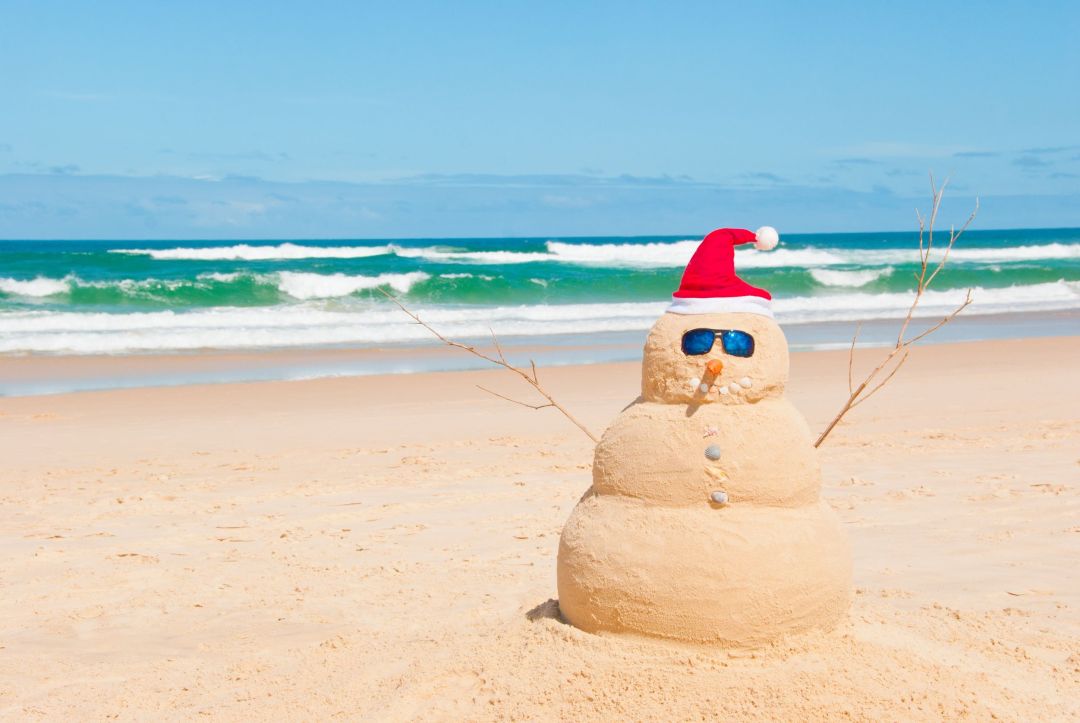 australia-beach-snowman-123rf