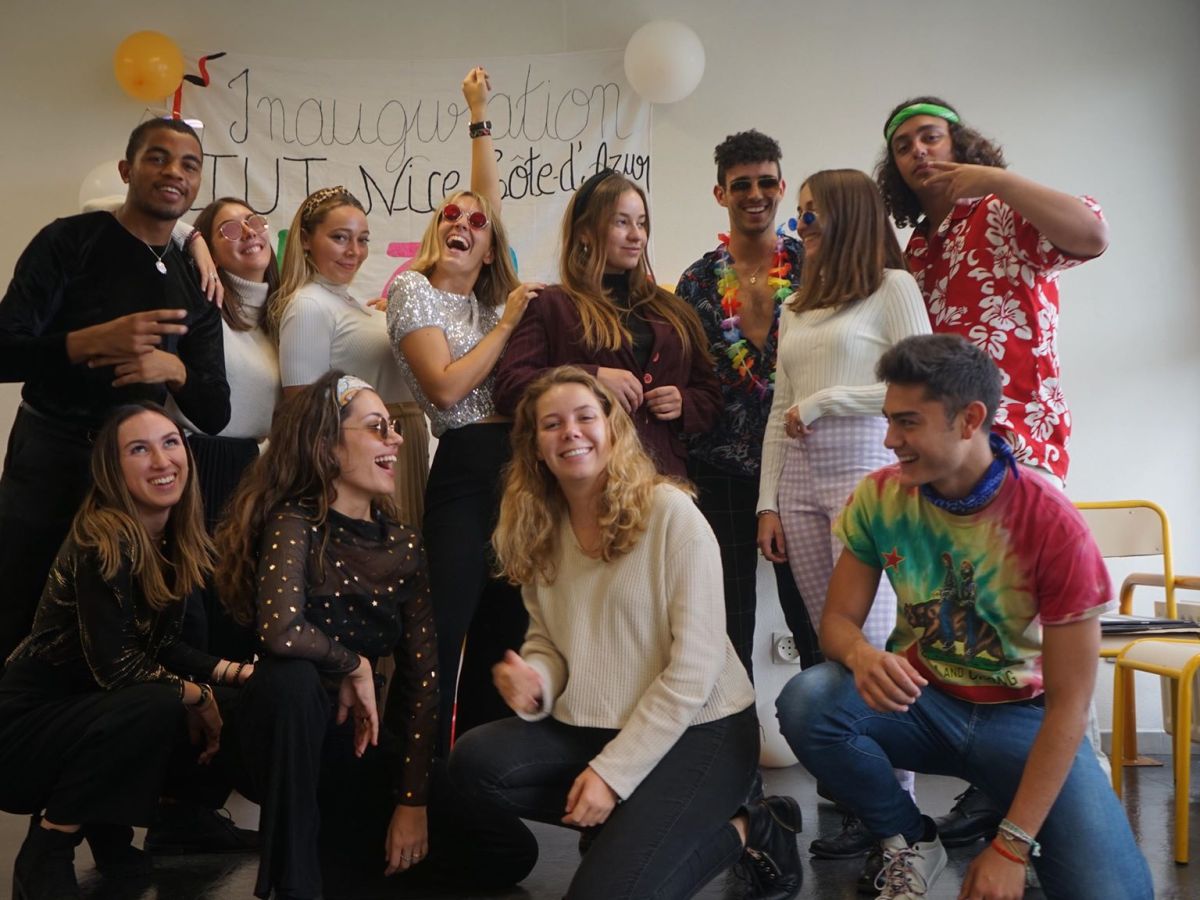 Pantalons pattes d’eph, strass et franges : Back to the 70’ avec la soirée Event’IC